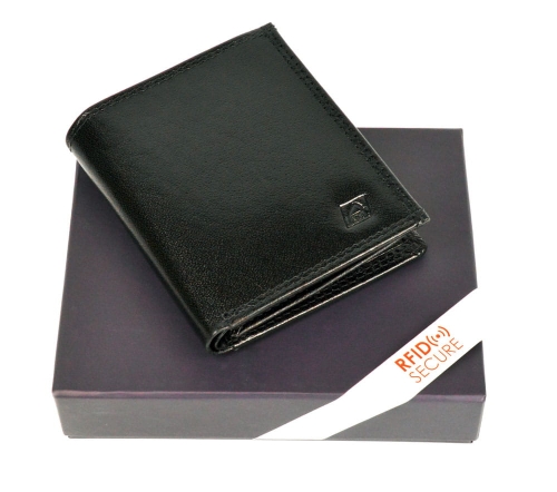 czarne etui z ochroną kart i dokumentów